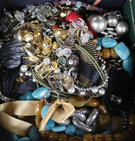 Mixed costume jewellery.